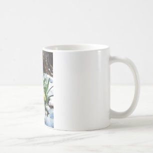 雪の中に黄色の水仙の花 コーヒーマグカップ