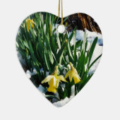 雪の中に黄色の水仙の花 セラミックオーナメント (右)