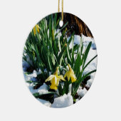 雪の中に黄色の水仙の花 セラミックオーナメント (右)