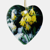 雪の中に黄色の水仙の花 セラミックオーナメント (右)