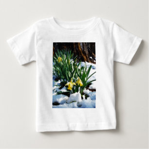 雪の中に黄色の水仙の花 ベビーTシャツ