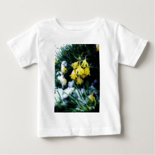 雪の中に黄色の水仙の花 ベビーTシャツ