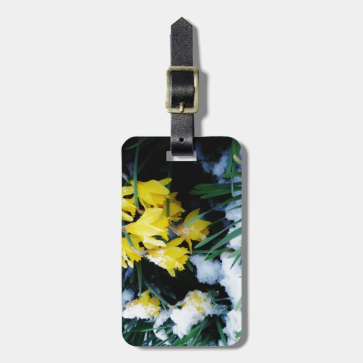 雪の中に黄色の水仙の花 ラゲッジタグ (正面縦)