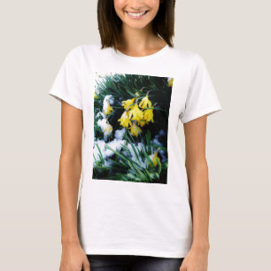 雪の中に黄色の水仙の花 Tシャツ