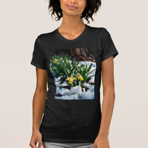 雪の中に黄色の水仙の花 Tシャツ