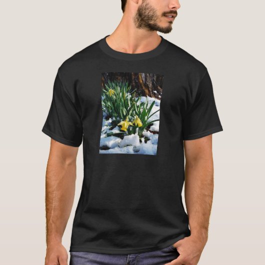 雪の中に黄色の水仙の花 Tシャツ (正面)