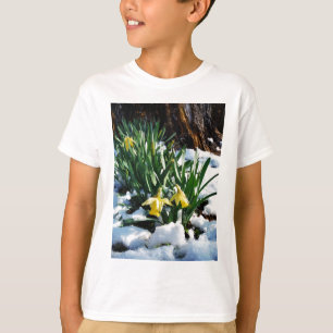 雪の中に黄色の水仙の花 Tシャツ