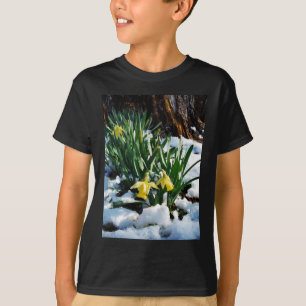 雪の中に黄色の水仙の花 Tシャツ