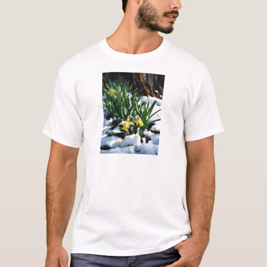 雪の中に黄色の水仙の花 Tシャツ (正面)