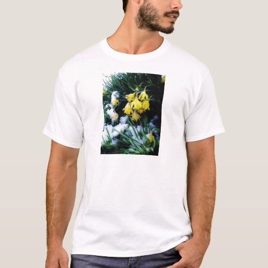 雪の中に黄色の水仙の花 Tシャツ (正面)