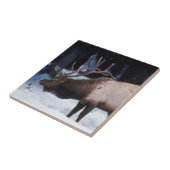 雪の中に〔雄ジカの〕枝角がある冬の野生動物 タイル (側面)