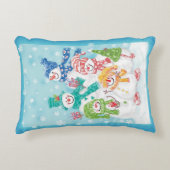 雪の中のかわいいクリスマス雪だるまファミリー アクセントクッション (正面)
