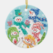 雪の中のかわいいクリスマス雪だるまファミリー セラミックオーナメント (正面)
