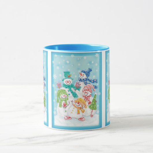 雪の中のかわいいクリスマス雪だるまファミリー マグカップ (中央)