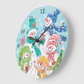 雪の中のかわいいクリスマス雪だるまファミリー ラージ壁時計 (傾斜)