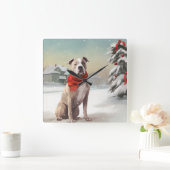 雪の中のアメリカの（犬）スタッフォード犬 スクエア壁時計 (ホーム)