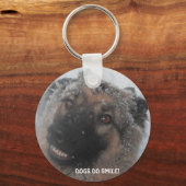 雪の中のキーチェーンドイツの羊飼い微笑 キーホルダー (正面)