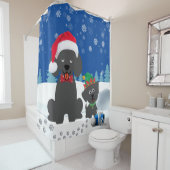 雪の中のクリスマスのプードルと子犬 シャワーカーテン (インサイチュ)