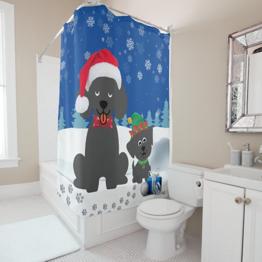 雪の中のクリスマスのプードルと子犬 シャワーカーテン (インサイチュ)