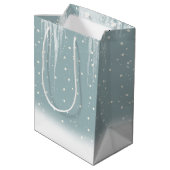 雪の中のクリスマスのホッキョクグマ ミディアムペーパーバッグ (裏面アングル)