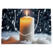 雪の中のクリスマスキャンドル ラージペーパーバッグ (正面)