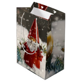 雪の中のクリスマスサンタ ミディアムペーパーバッグ