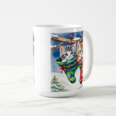 雪の中のクリスマスストッキングで2匹の子猫 コーヒーマグカップ (正面右)