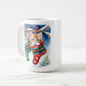 雪の中のクリスマスストッキングで2匹の子猫 コーヒーマグカップ (正面左)