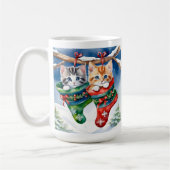 雪の中のクリスマスストッキングで2匹の子猫 コーヒーマグカップ (左)