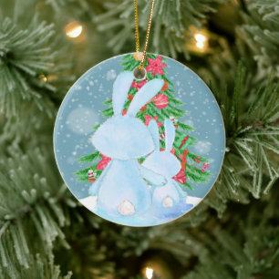 雪の中のクリスマスツリーかわいいウサギの二人 セラミックオーナメント
