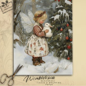 雪の中のクリスマスツリーのそばのヴィンテージの妖精とウサギ 薄葉紙