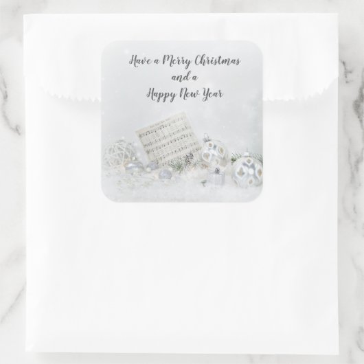 雪の中のクリスマスミュージックとオーナメントきらめく。 スクエアシール (バッグ)