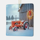 雪の中のクリスマス赤色農場トラクター セラミックオーナメント (左)