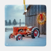 雪の中のクリスマス赤色農場トラクター セラミックオーナメント (正面)