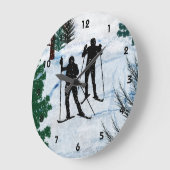 雪の中のクロスカントリースキーヤー2人 ラージ壁時計 (傾斜)