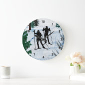 雪の中のクロスカントリースキーヤー2人 ラージ壁時計 (ホーム)