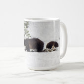 雪の中のグリズリー コーヒーマグカップ (正面右)