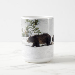 雪の中のグリズリー コーヒーマグカップ