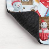 雪の中のコルギドッグクリスマスドッグハウス マウスパッド (コーナー)