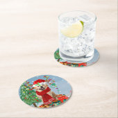 雪の中のゴールデンレトリバー犬とクリスマスプレゼント ラウンドペーパーコースター (インサイチュ)