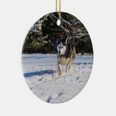 雪の中のシベリアのハスキー セラミックオーナメント (右)