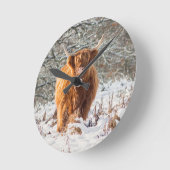 雪の中のスコットランドのハイランド牛 ラウンド壁時計 (傾斜)