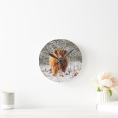 雪の中のスコットランドのハイランド牛 ラウンド壁時計 (ホーム)