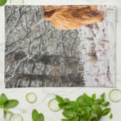 雪の中のスコットランド高地牛 キッチンタオル (折り畳み)