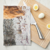 雪の中のスコットランド高地牛 キッチンタオル (四つ折り)