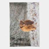 雪の中のスコットランド高地牛 キッチンタオル (縦)