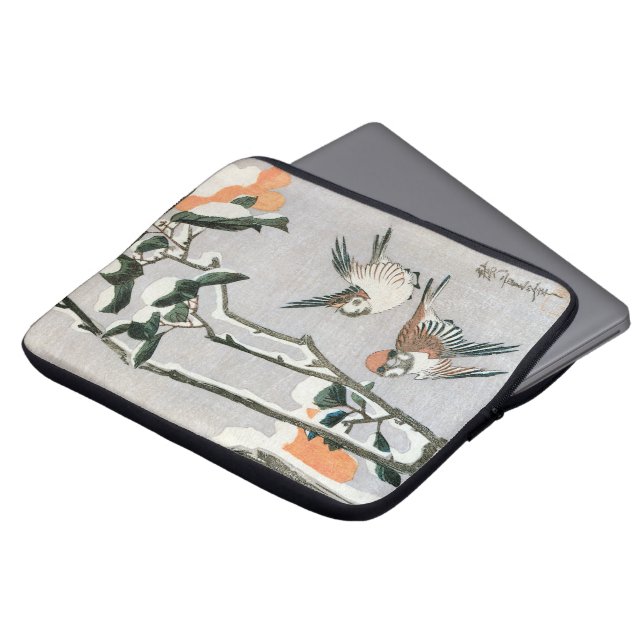 雪の中のスズメとツバキ安藤広重 ラップトップスリーブ (正面上部)