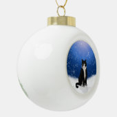 雪の中のタキシード猫 セラミックボールオーナメント (左)
