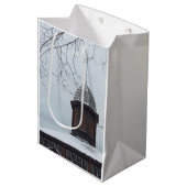 雪の中のタバナクルクロス – Martha's Vineyard ミディアムペーパーバッグ (正面アングル)