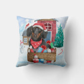 雪の中のダックスシュント犬の家 クッション (裏面)